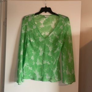Beautiful with a pair of white shorts or capris.